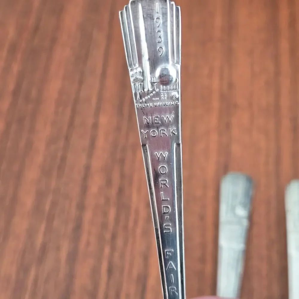 VTG WM Rogers 1939 New York Worlds Fair Spoons Silver Plate Pavillions Souvenir